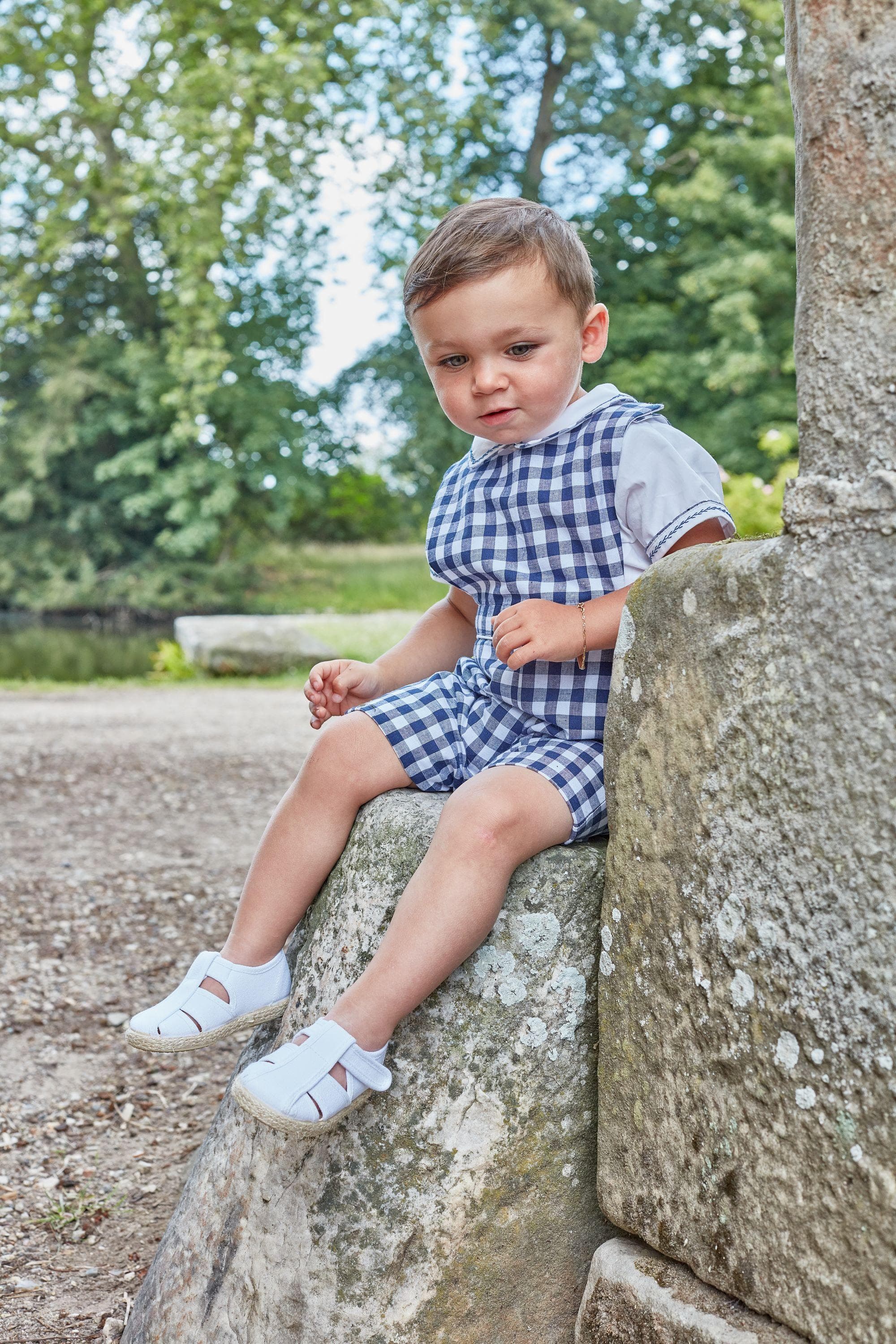 Clovis, chemise garçon manches courtes, col macmilan et bout de manches passepoilé et brodé marine, en popeline blanche - White poplin boy's short-sleeved shirt, mac milan collar, in Navy gingham piping and navy embroideries on sleeve ends