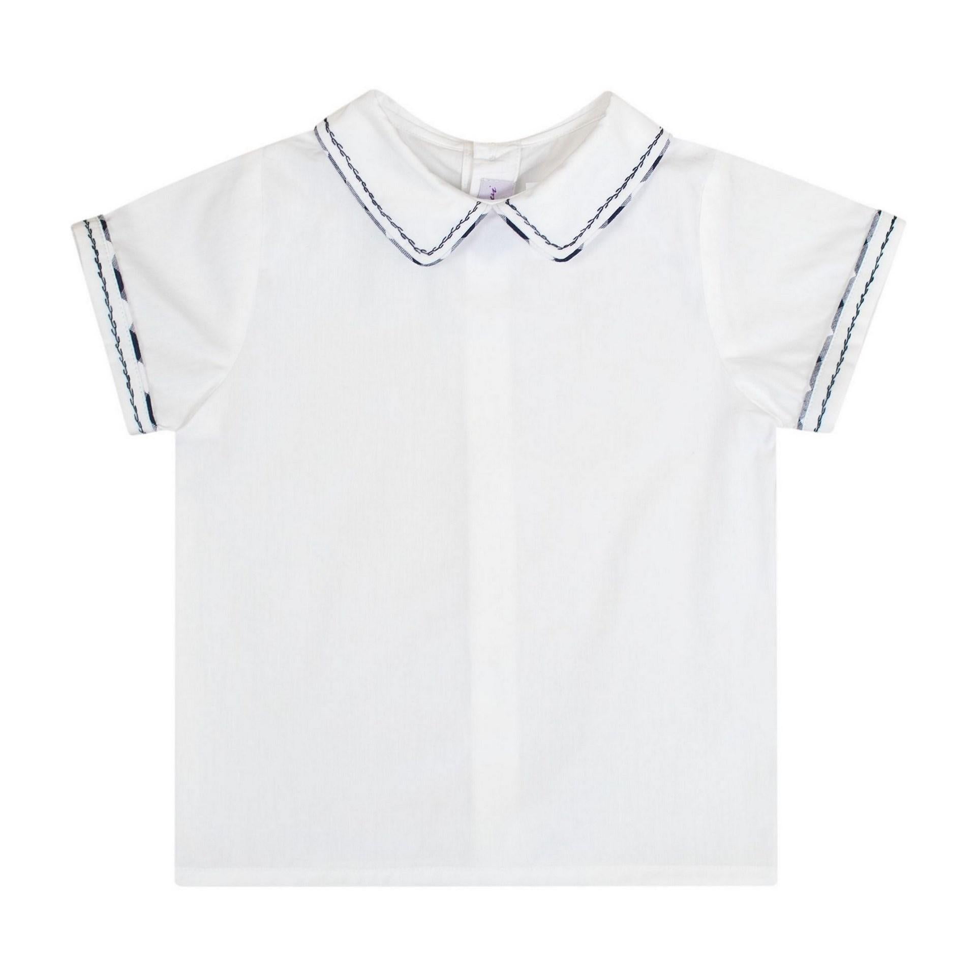 Clovis, chemise garçon manches courtes, col macmilan et bout de manches passepoilé et brodé marine, en popeline blanche - White poplin boy's short-sleeved shirt, mac milan collar, in Navy gingham piping and navy embroideries on sleeve ends