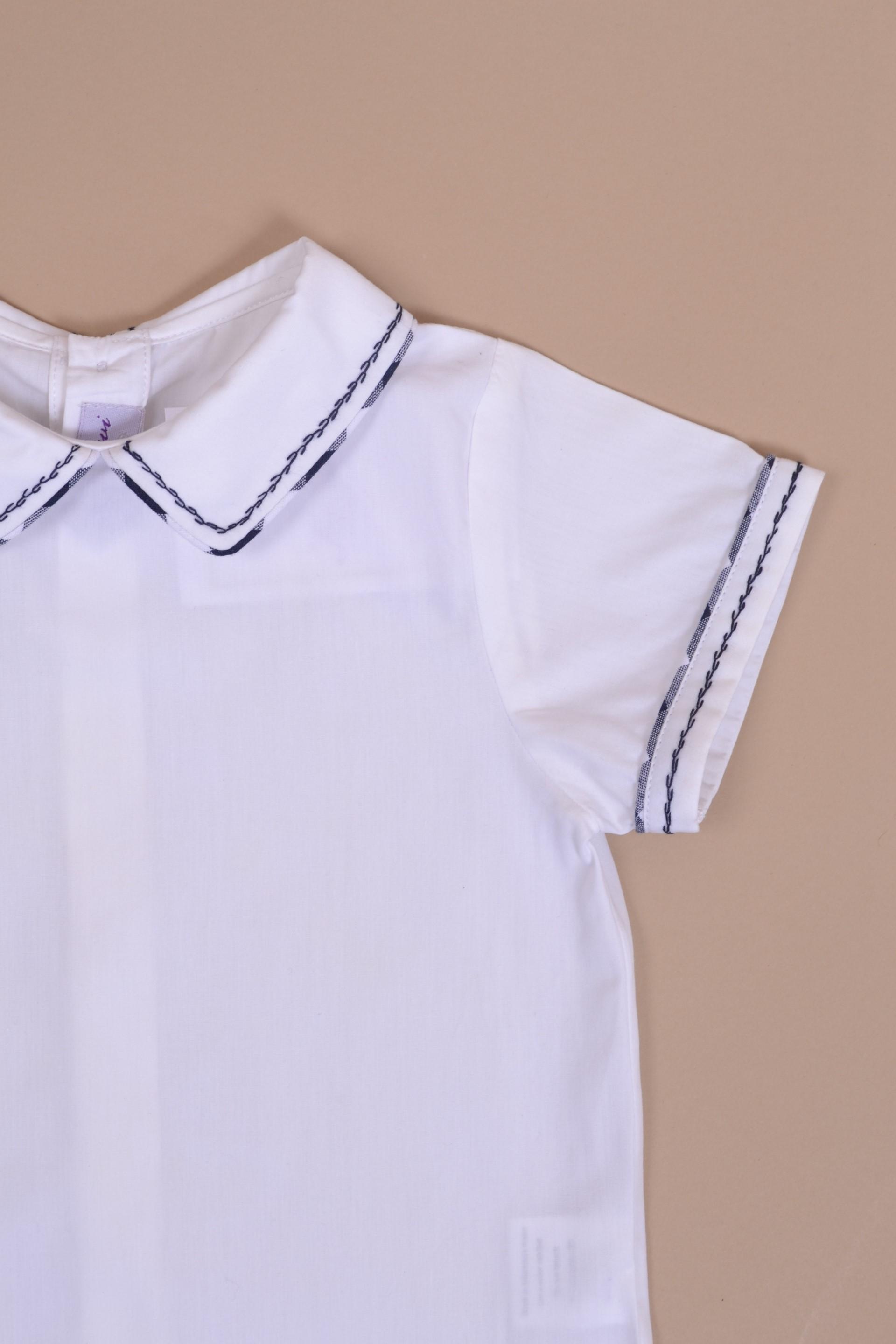 Clovis, chemise garçon manches courtes, col macmilan et bout de manches passepoilé et brodé marine, en popeline blanche - White poplin boy's short-sleeved shirt, mac milan collar, in Navy gingham piping and navy embroideries on sleeve ends