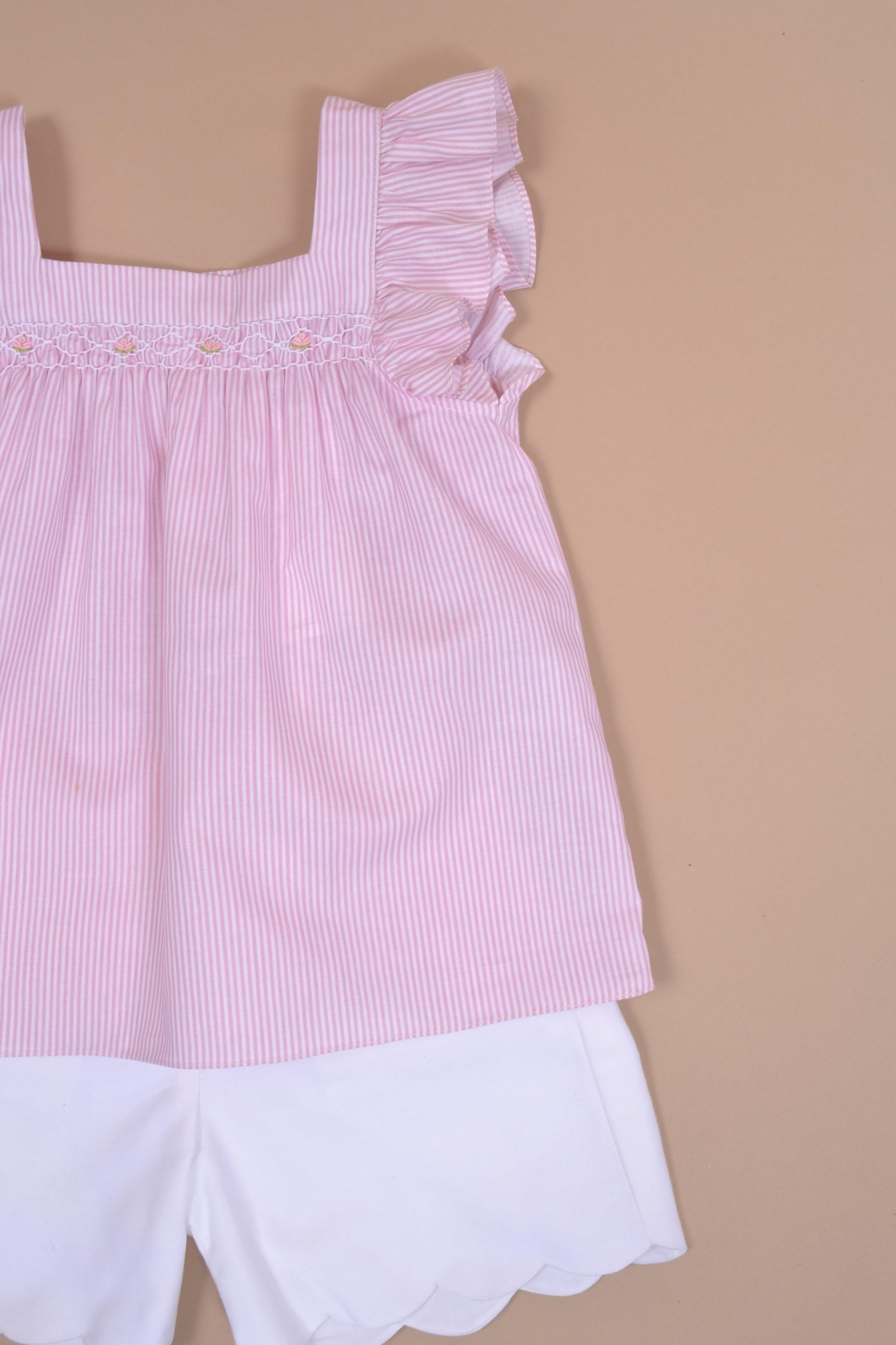 Dianella, blouse fille manches volants, encolure carrée et taille brodée, ouverture dans le dos, en rayures roses et blanches 1mm - Girl's blouse with ruffled sleeves, square smocked neckline, opening in the back, in 1mm pink and white stripes