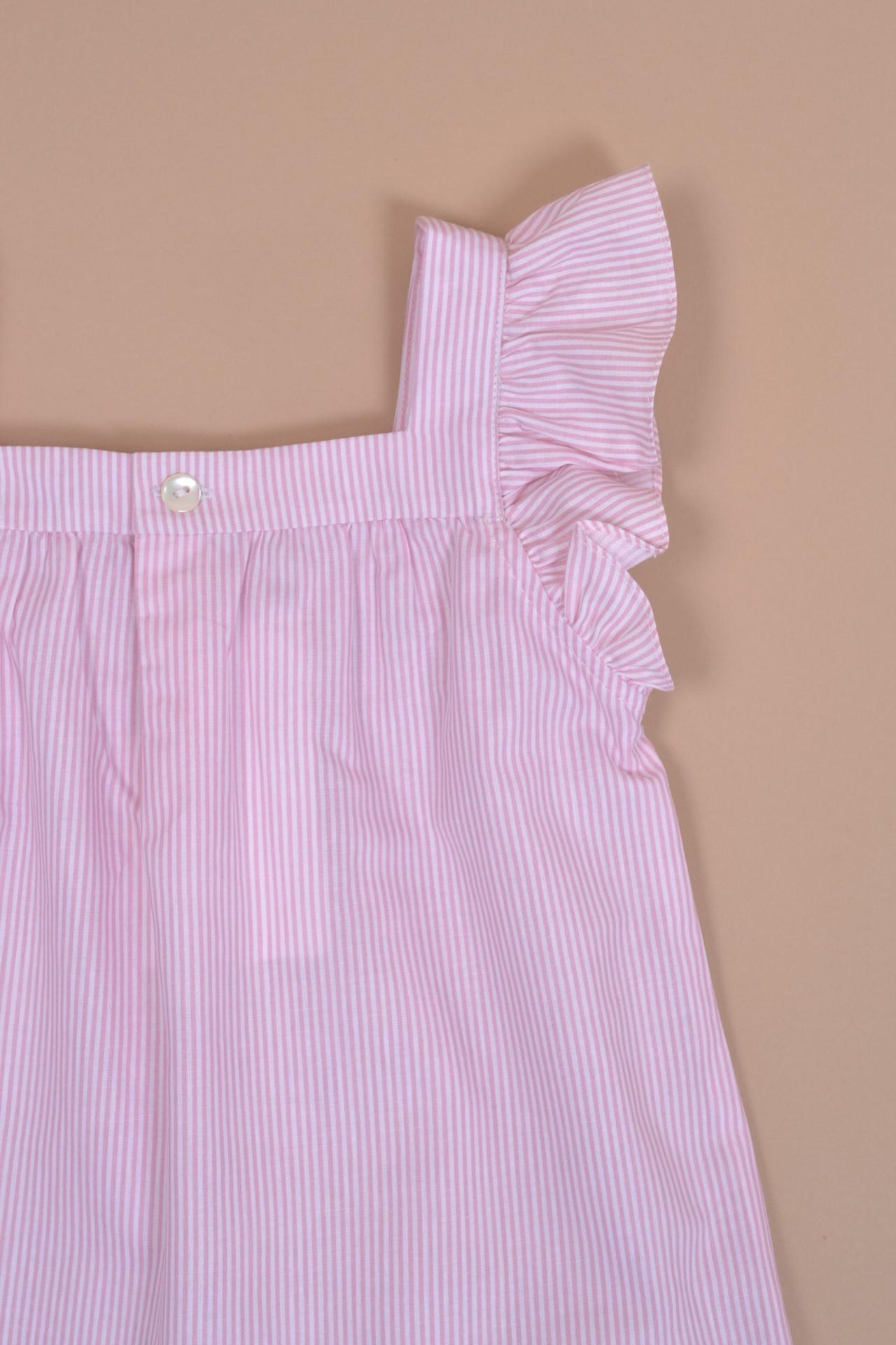 Dianella, blouse fille manches volants, encolure carrée et taille brodée, ouverture dans le dos, en rayures roses et blanches 1mm - Girl's blouse with ruffled sleeves, square smocked neckline, opening in the back, in 1mm pink and white stripes