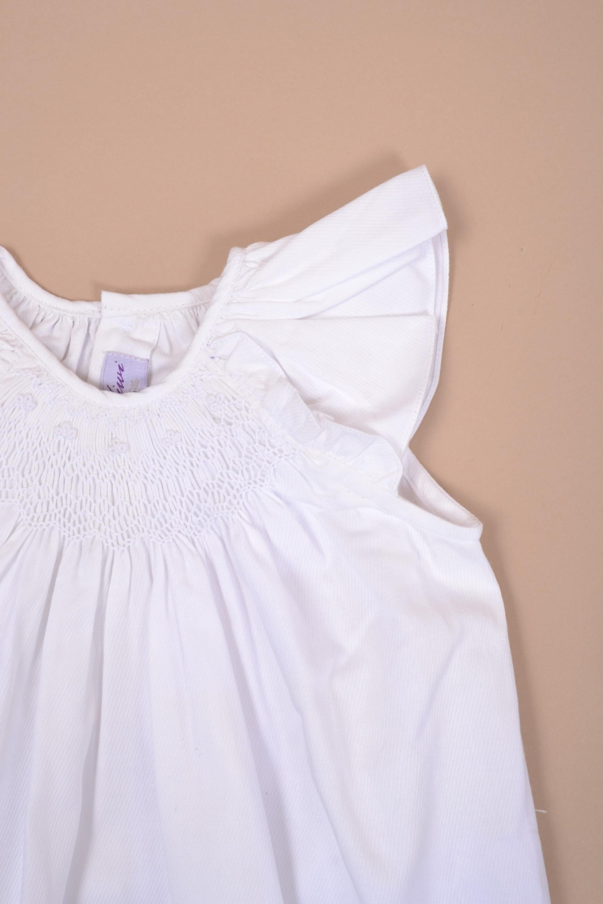 Glaïeul, blouse blanche à manches papillons, col rond entièrement smocké, ouverture dans le dos, en piqué de coton blanc - white dress with butterfly sleeves, fully smocked round neck, opening in the back, in white cotton piqué