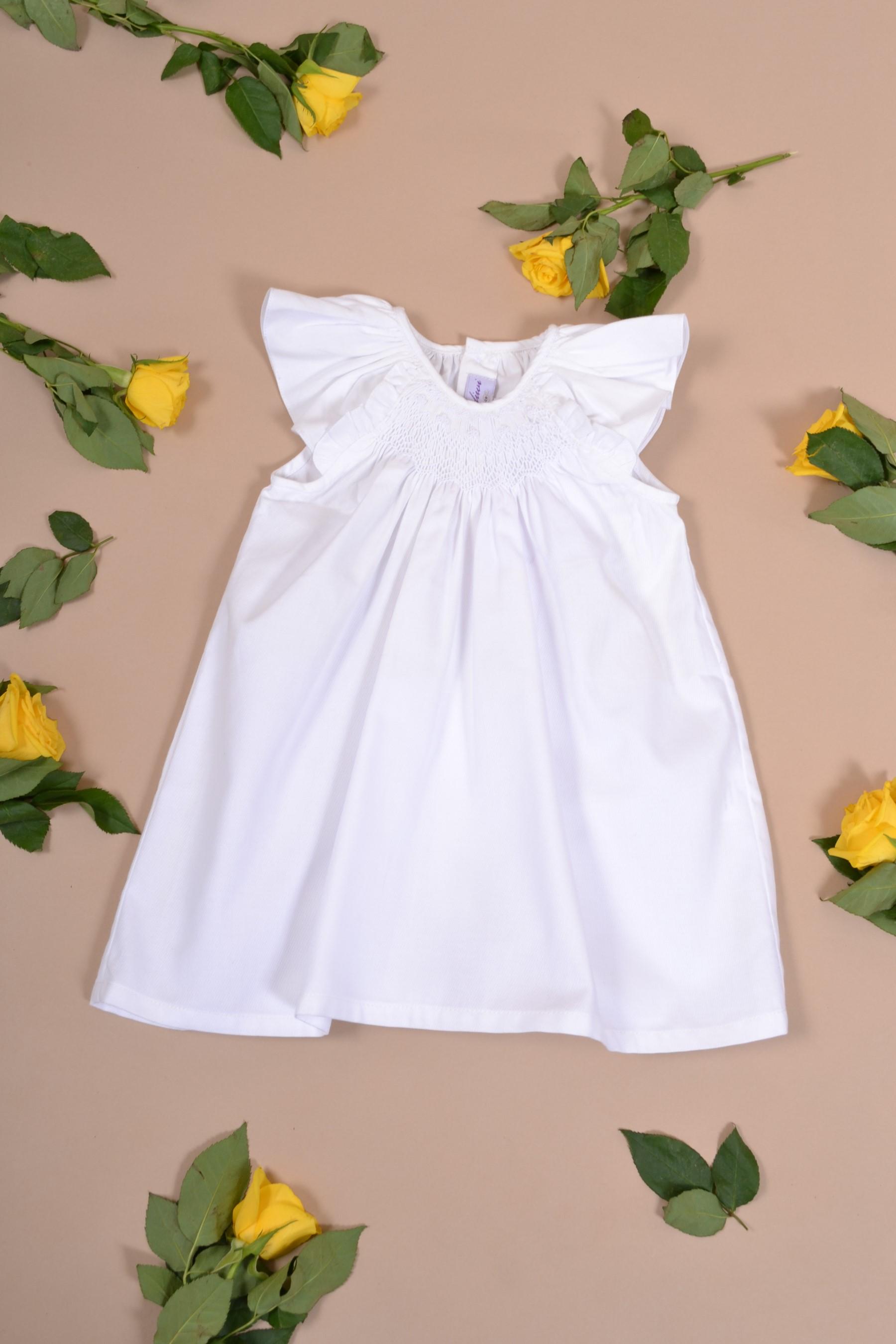 Glaïeul, blouse blanche à manches papillons, col rond entièrement smocké, ouverture dans le dos, en piqué de coton blanc - white dress with butterfly sleeves, fully smocked round neck, opening in the back, in white cotton piqué