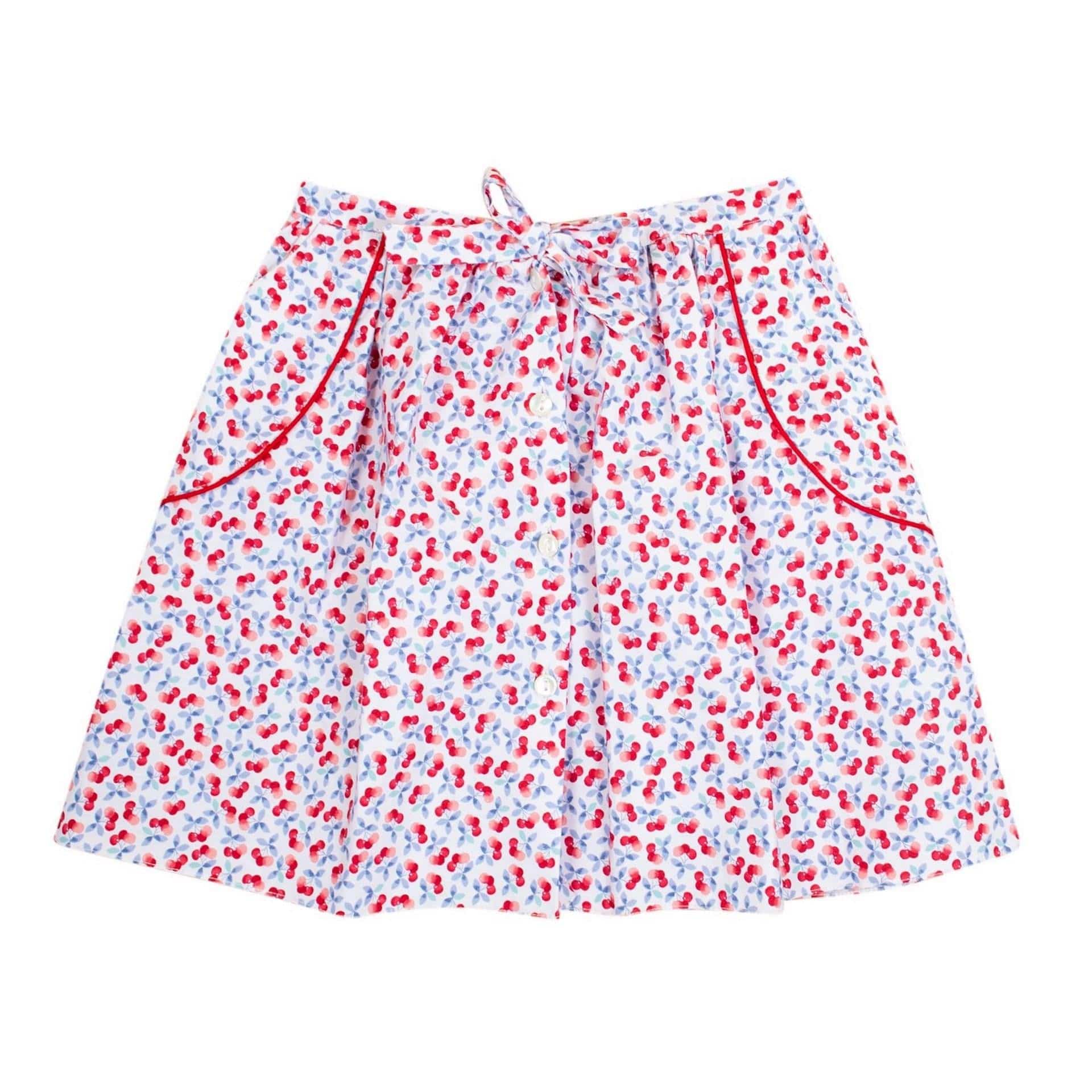 Jasmin, jupe poches passepoilées rouges, ouverte sur le devant, en imprimé cerises bleues et rouges - red piped pocket skirt, open at the front, in blue and red cherry print