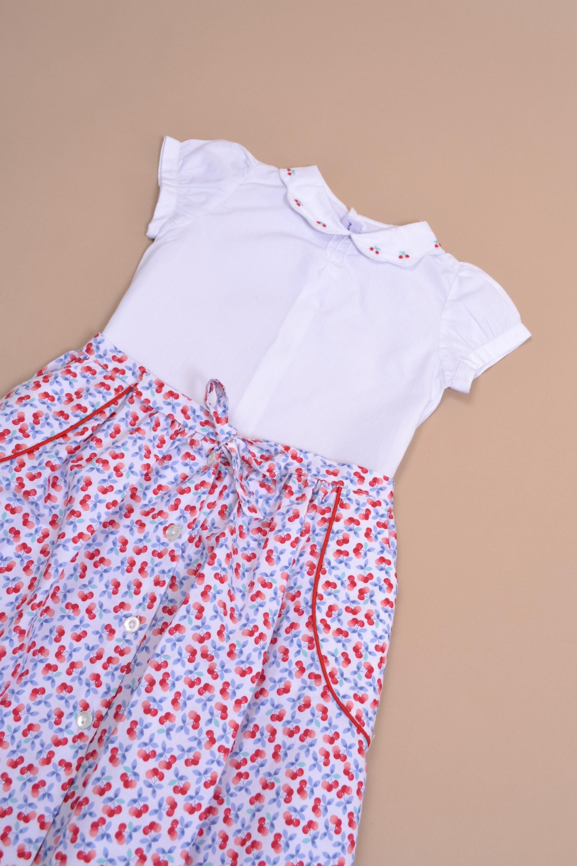 Jasmin, jupe poches passepoilées rouges, ouverte sur le devant, en imprimé cerises bleues et rouges - red piped pocket skirt, open at the front, in blue and red cherry print