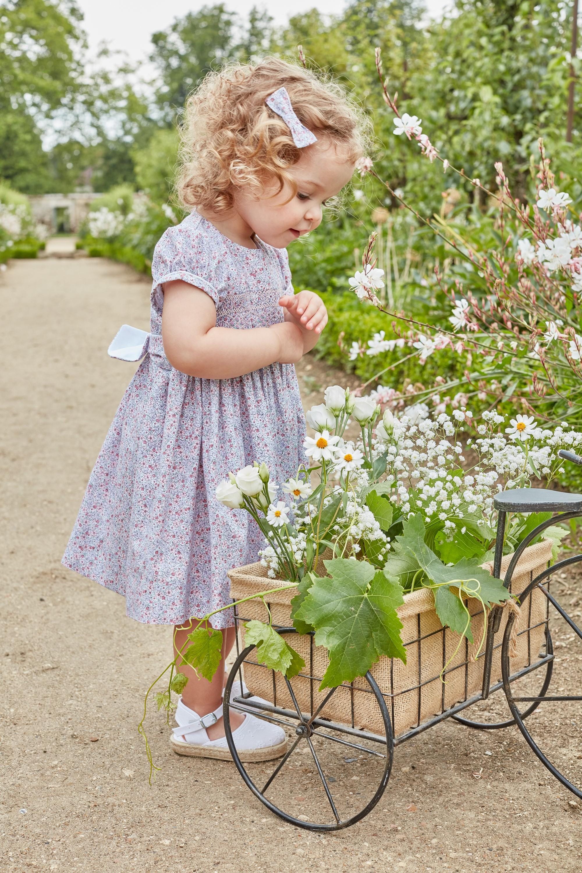 Pétunia, robe manches ballons, encolure ronde, taille smockée, en imprimé petites fleurs roses et lilas