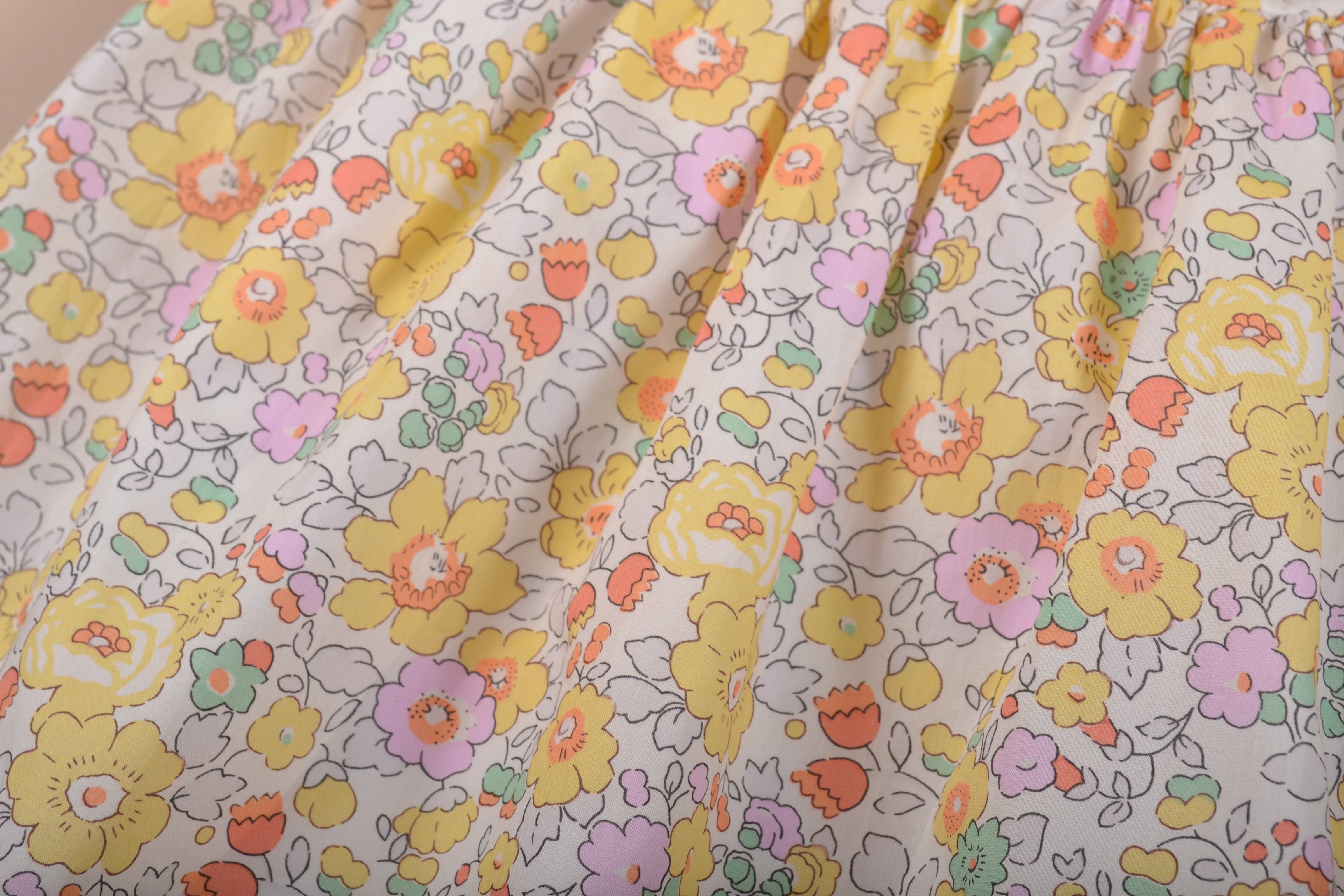 Robe à volants smockés, dos V, Liberty Betsy soleil rose