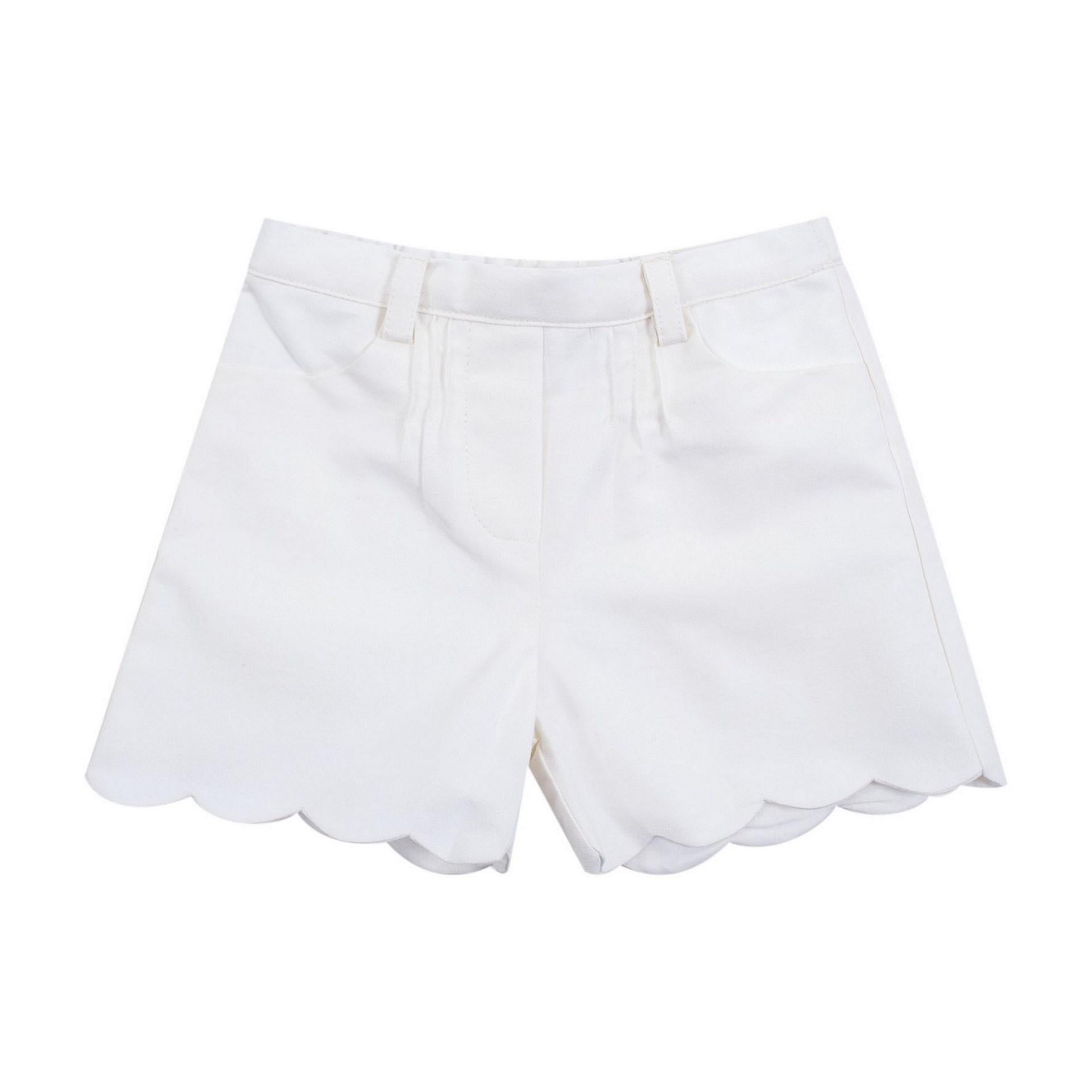 Sandra, short fille, bas festonné, en piqué de coton blanc-girl's shorts, scalloped bottom, in white cotton piqué