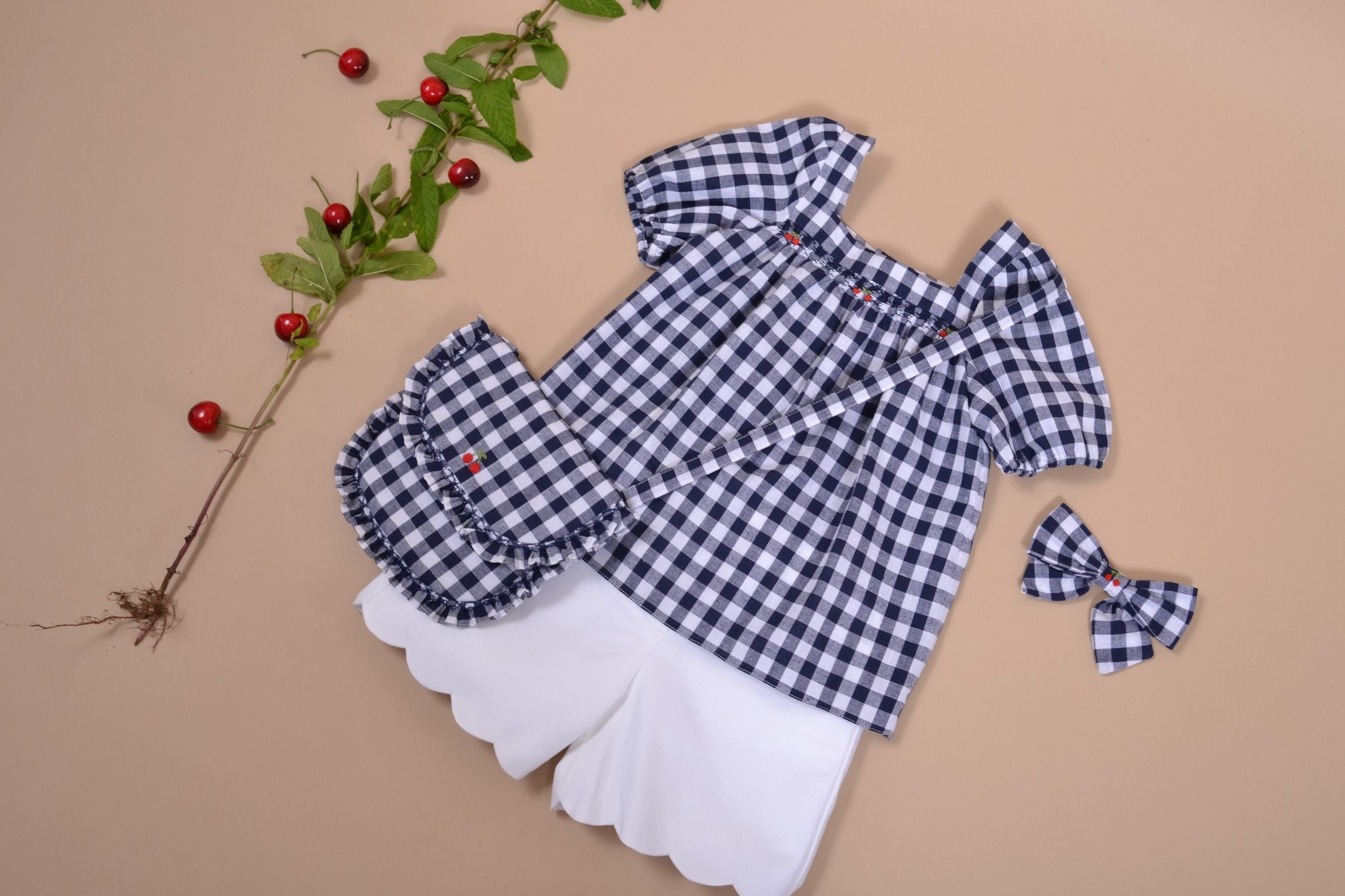 Valériane, blouse fille manches courtes bouffantes, encolure carrée, petit smock, en vichy marine 10mm - Girl's blouse with short puffed sleeves, square neckline, small smock, in navy gingham 10mm