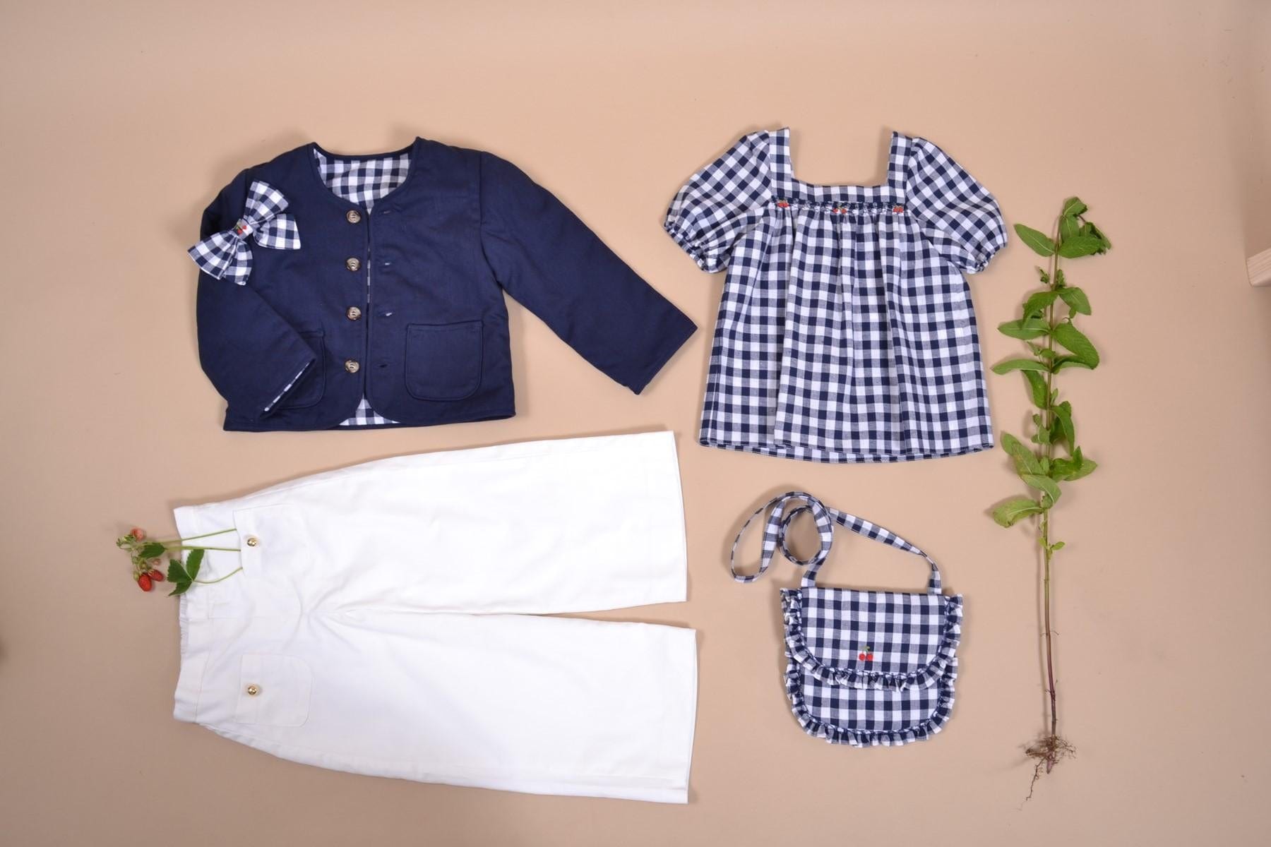 Valériane, blouse fille manches courtes bouffantes, encolure carrée, petit smock, en vichy marine 10mm - Girl's blouse with short puffed sleeves, square neckline, small smock, in navy gingham 10mm